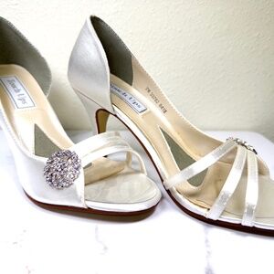 BRAND NEW-NEVER WORN: Touch Ups Sharmain Woman’s - Size 7 - White/Satin/Dyeable